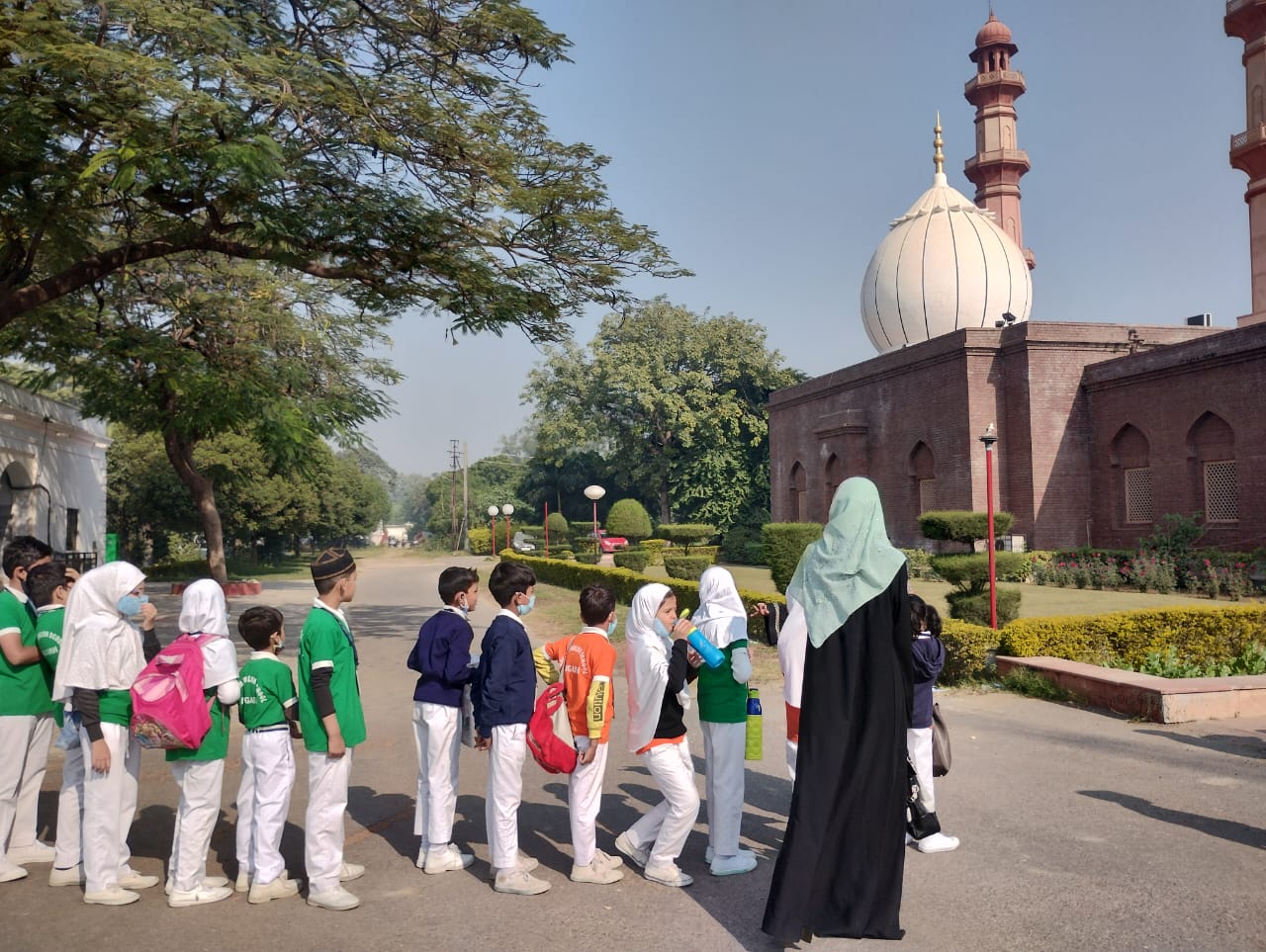 You are currently viewing An educational tour was organised by Aligarh English School. The objective of the tour was to provide them with an opportunity to collaborate with teachers, and integrate new perspectives with informal environments to enhance learning initiatives.